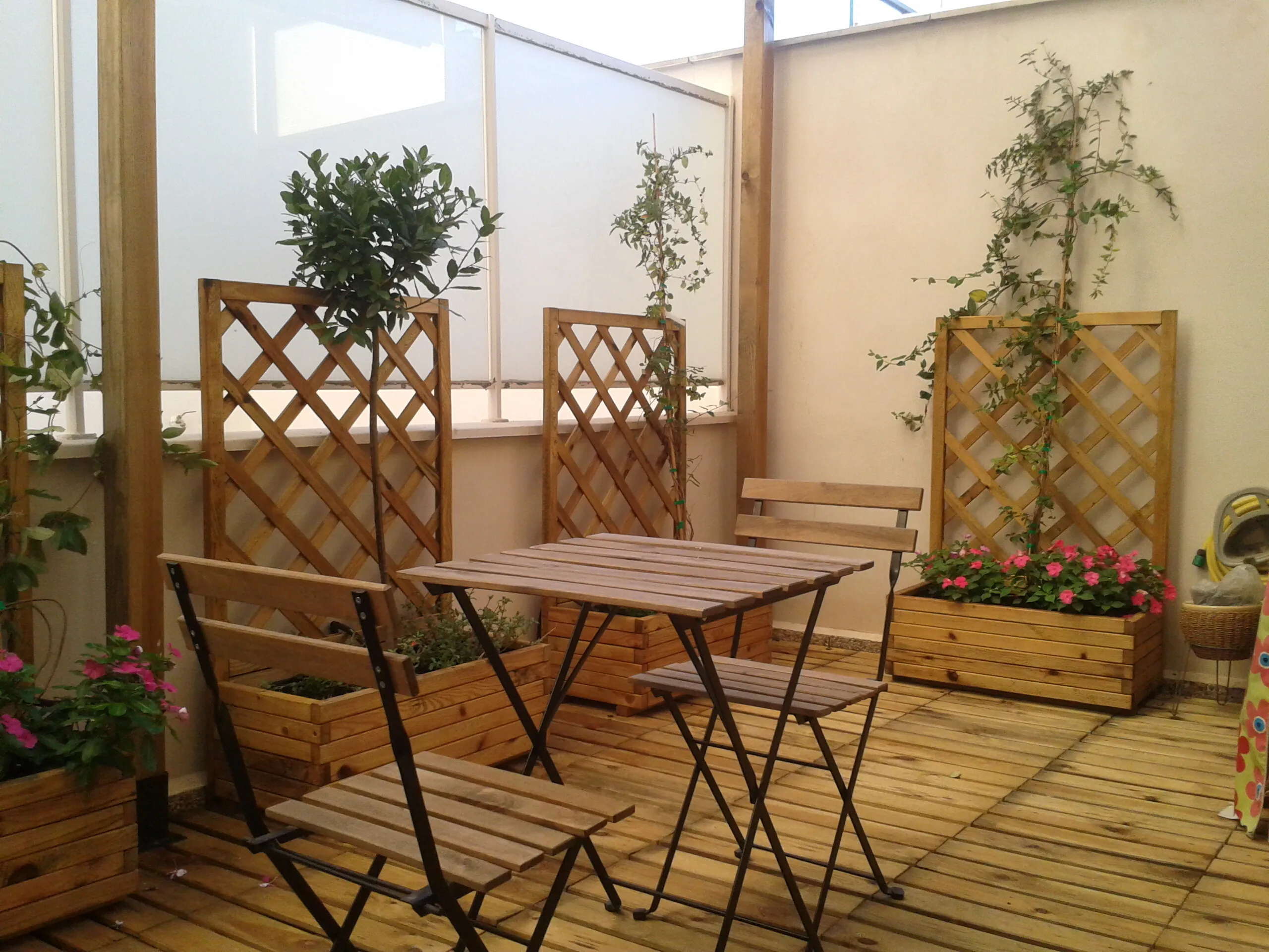 Terraza con pérgola y jardineras, foto 2