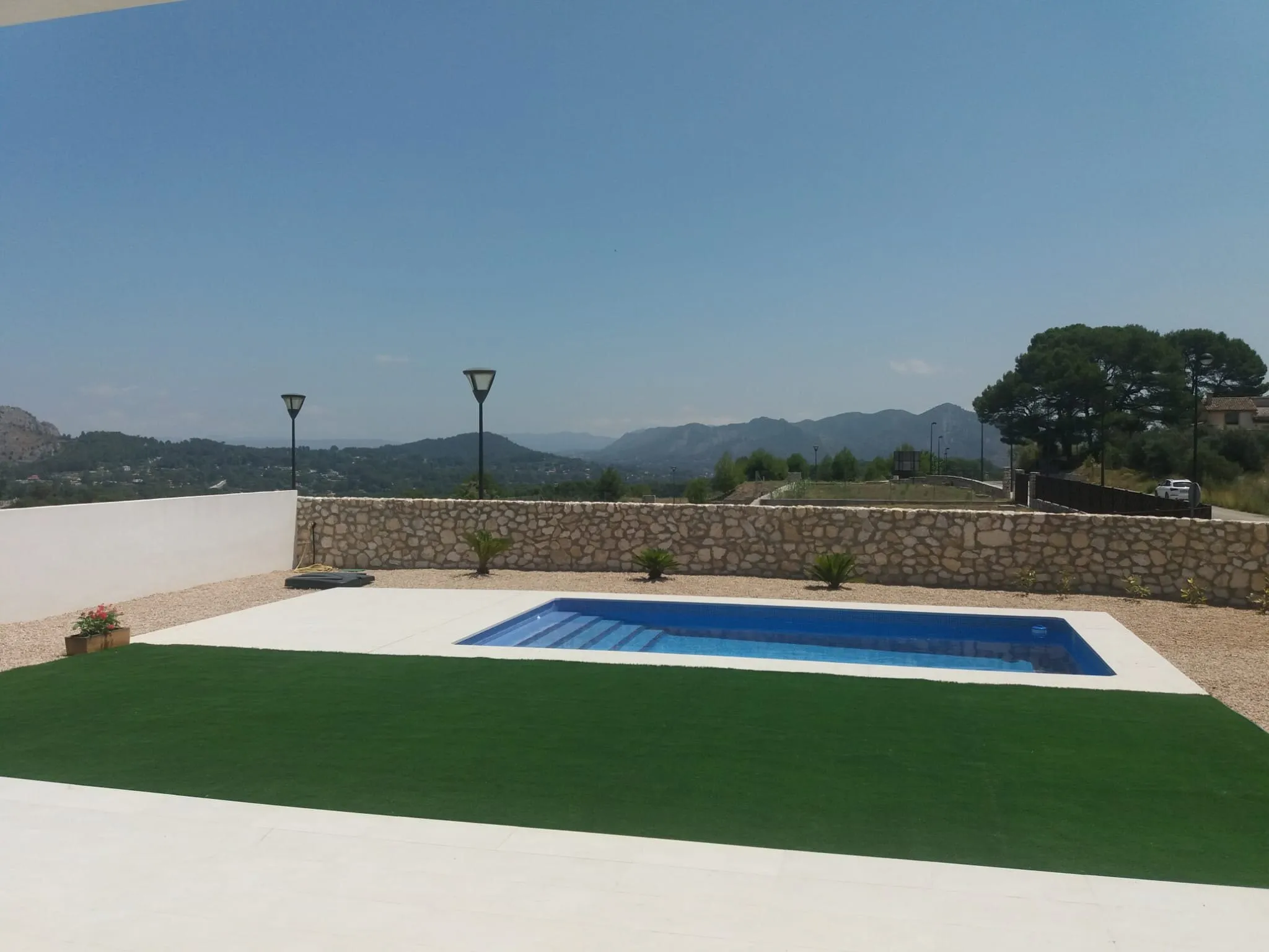 Gazon synthétique autour de la piscine