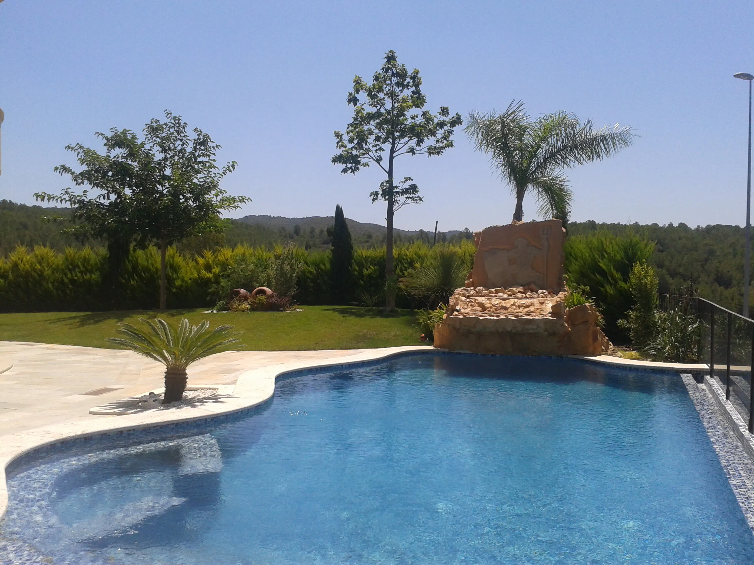Jardín mediterráneo con piscina