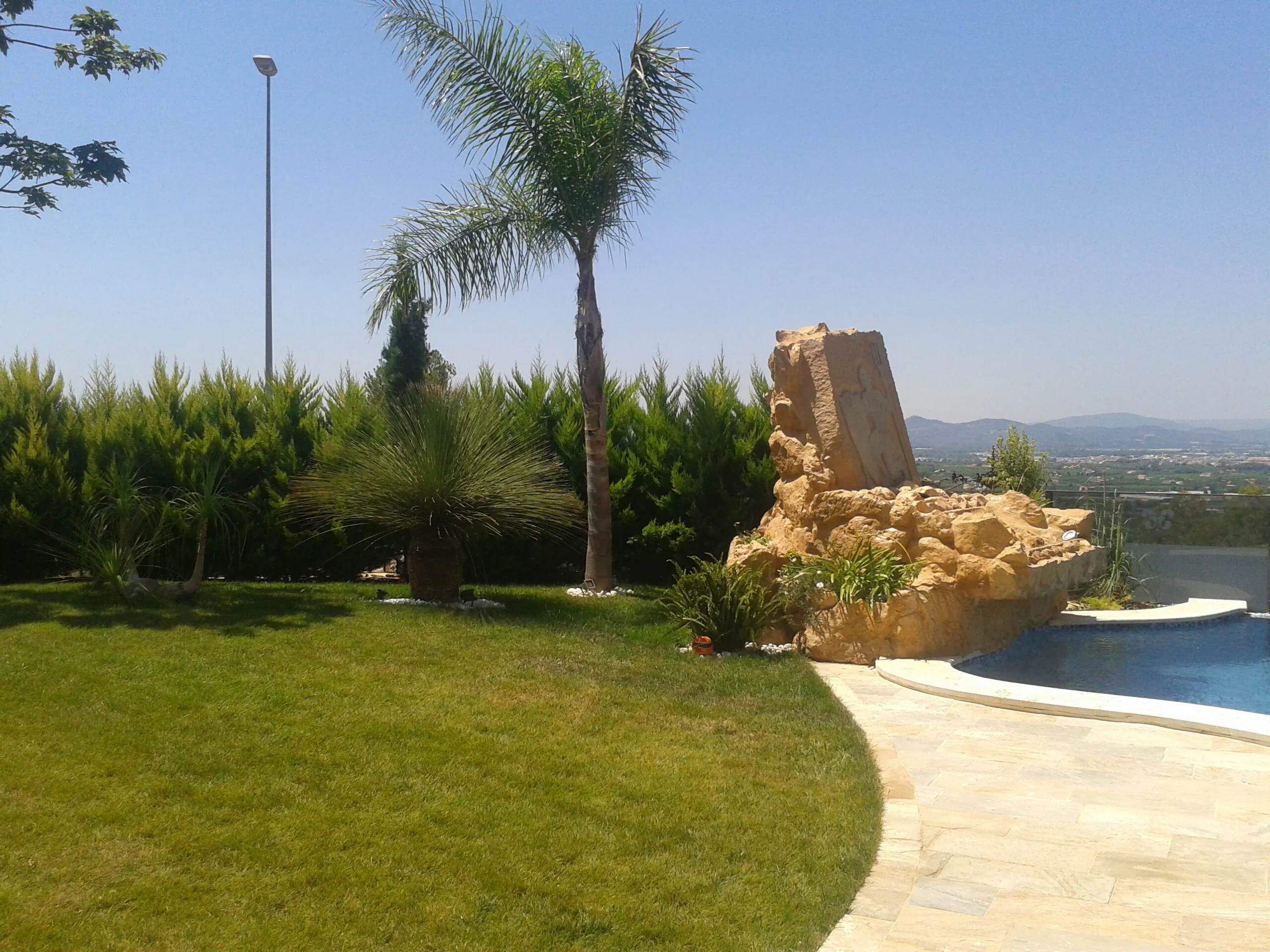 Mediterranean garden with a pool, photo 2