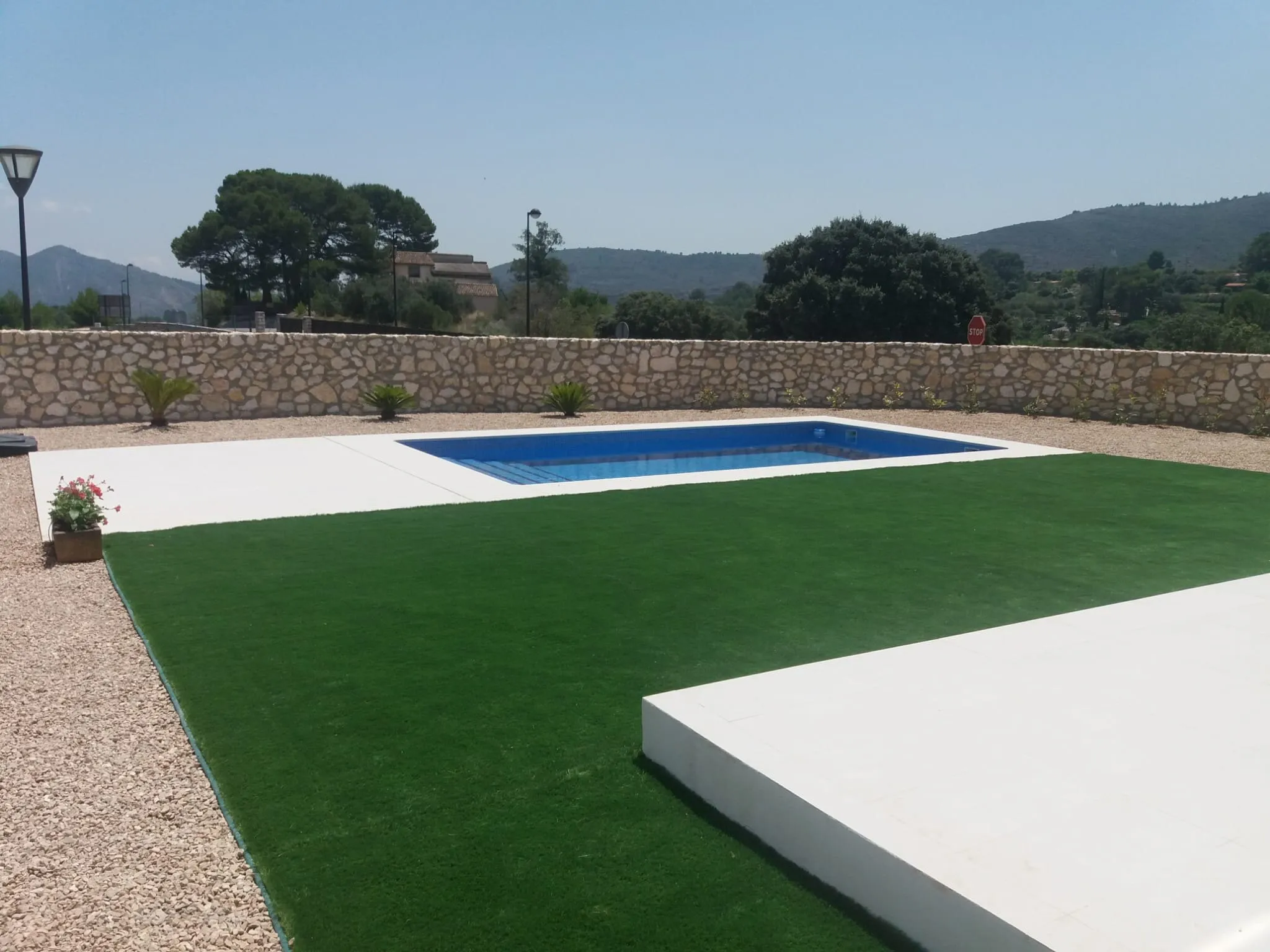Césped artificial alrededor de la piscina, foto 2