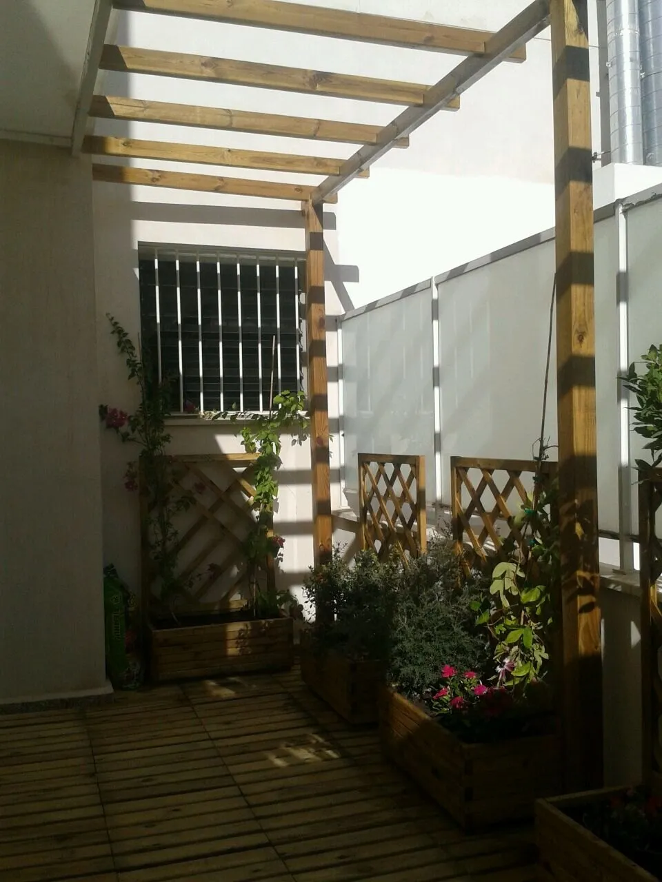 Terrasse avec pergola et jardinières