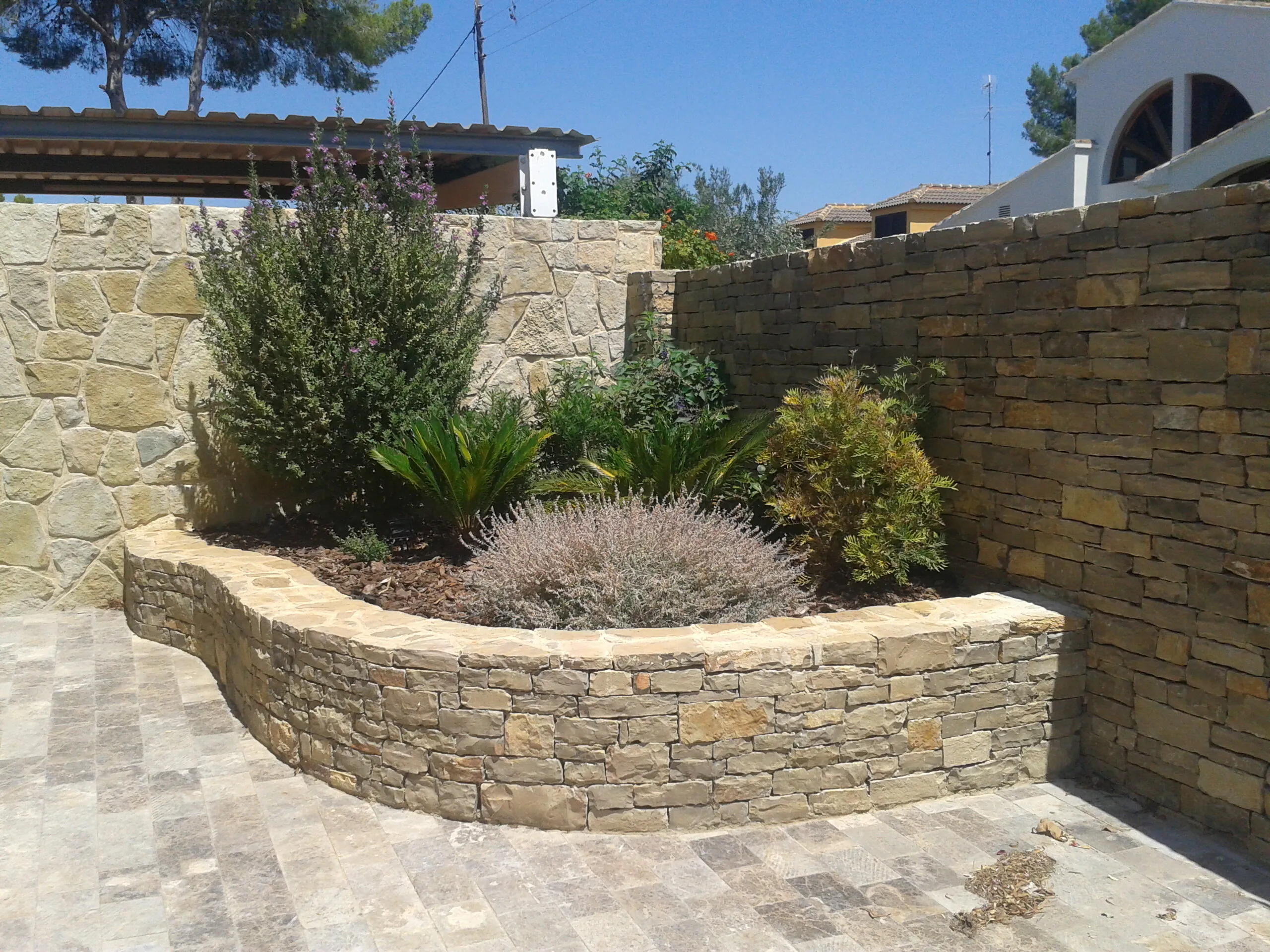 Mediterranean garden with a pool, photo 5