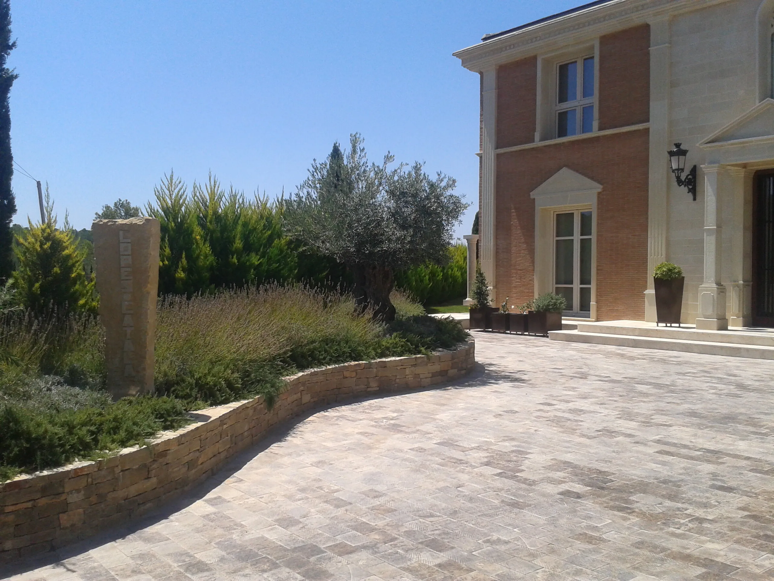 Mediterranean garden with a pool, photo 6